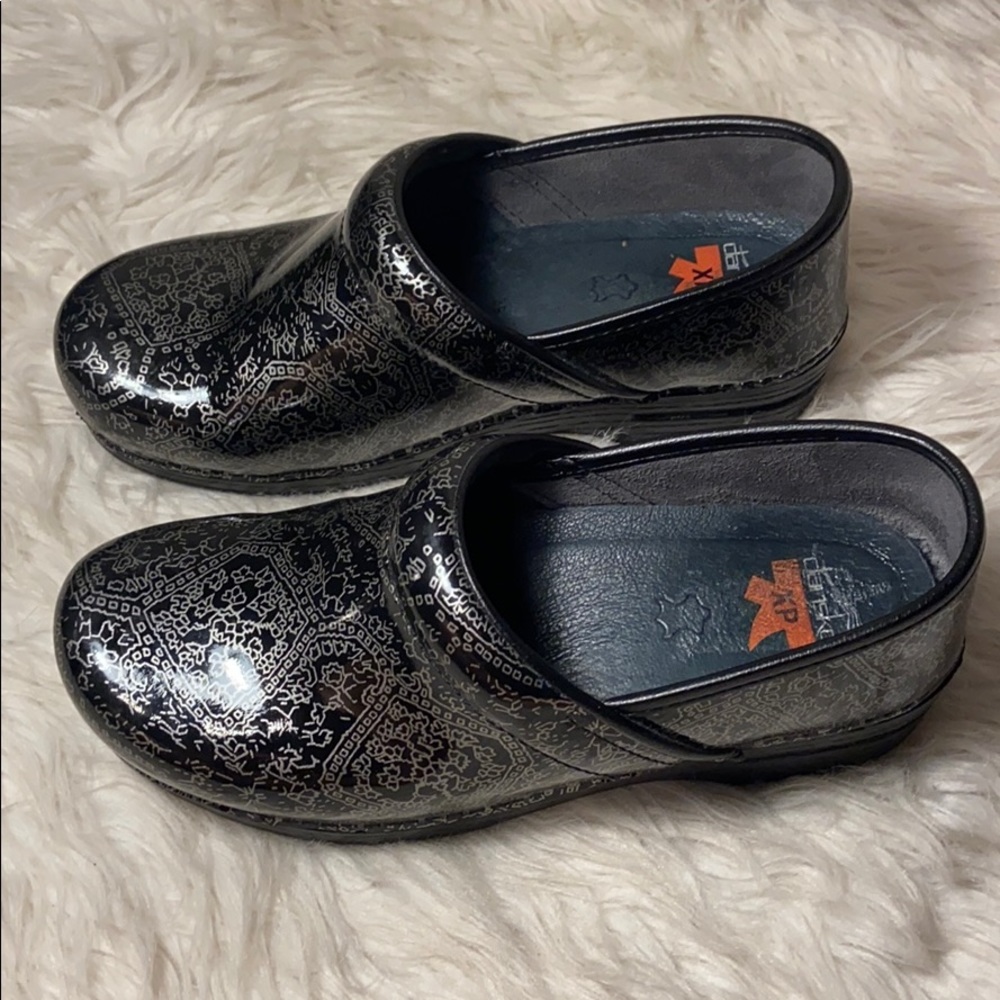 Beautiful Dansko unique nurses clogs